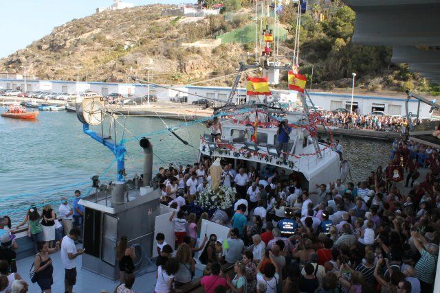 Pescadores y vecinos rinden honores a la Virgen del Carmen, Foto 1