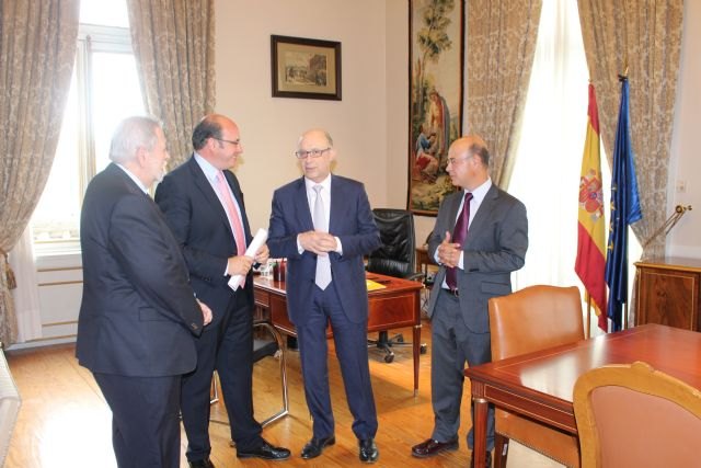 Pedro Antonio Sánchez traslada a Cristóbal Montoro la necesidad de una revisión urgente del modelo de financiación, más justo para la Región - 1, Foto 1