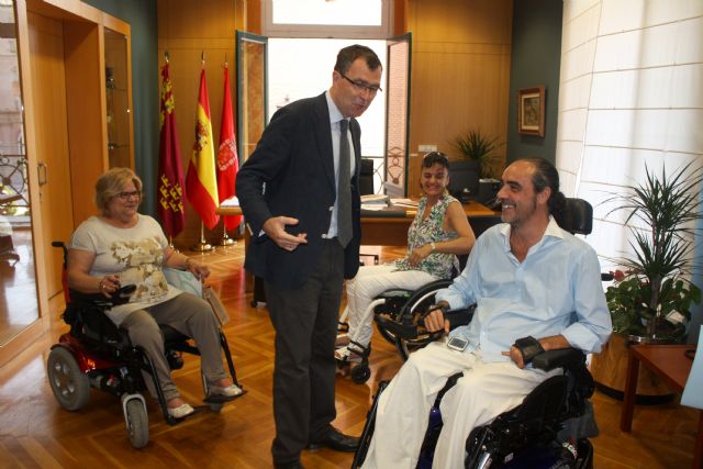 Ballesta garantiza a Aspaym que seguirá contando con el apoyo del Ayuntamiento para cumplir su tarea social - 1, Foto 1