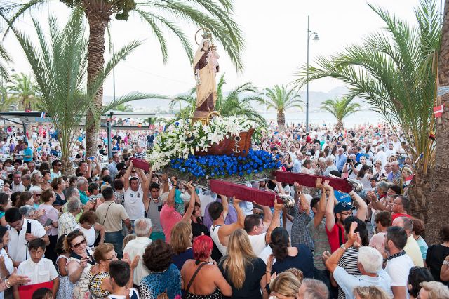 Centenares de personas acompañan a los pescadores en su homenaje a la Virgen del Carmen, Foto 3