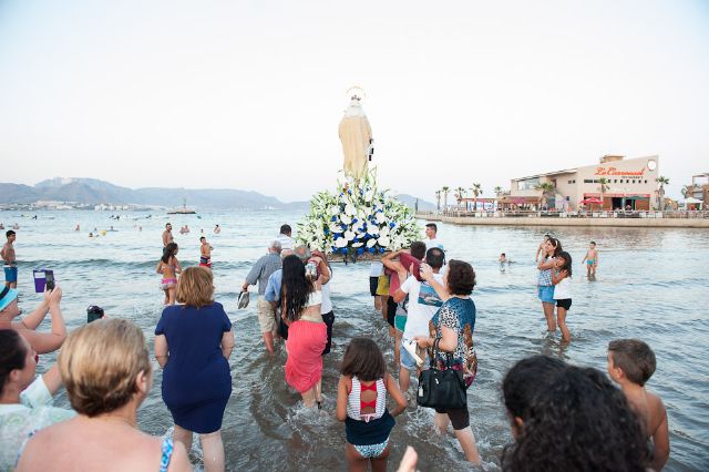 Centenares de personas acompañan a los pescadores en su homenaje a la Virgen del Carmen, Foto 4