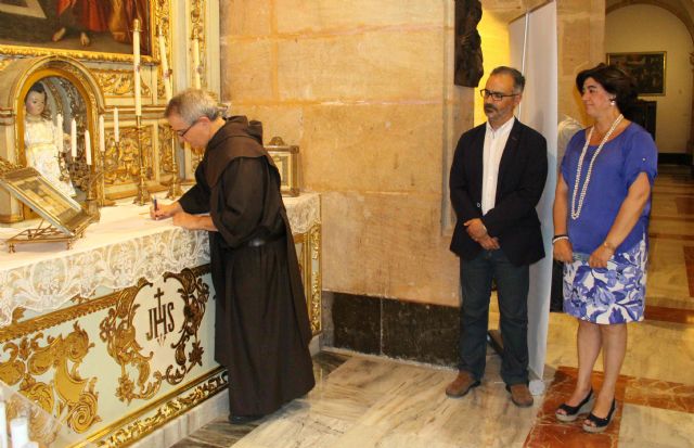 La Cruz de Caravaca de Santa Teresa se expone en la Basílica de la Vera Cruz, junto a su carta manuscrita - 1, Foto 1