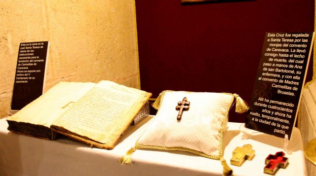 La Cruz de Caravaca de Santa Teresa se expone en la Basílica de la Vera Cruz, junto a su carta manuscrita - 4, Foto 4
