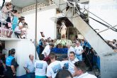 Centenares de personas acompañan a los pescadores en su homenaje a la Virgen del Carmen