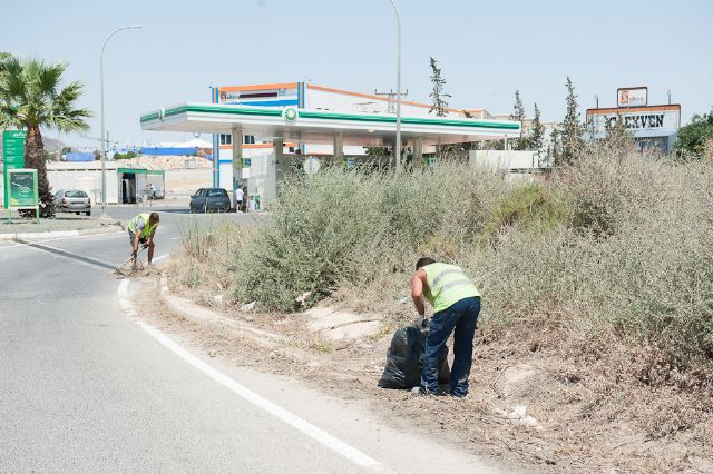 Proceden a limpiar los arcenes de la carretera Mazarrón-Puerto, Foto 1