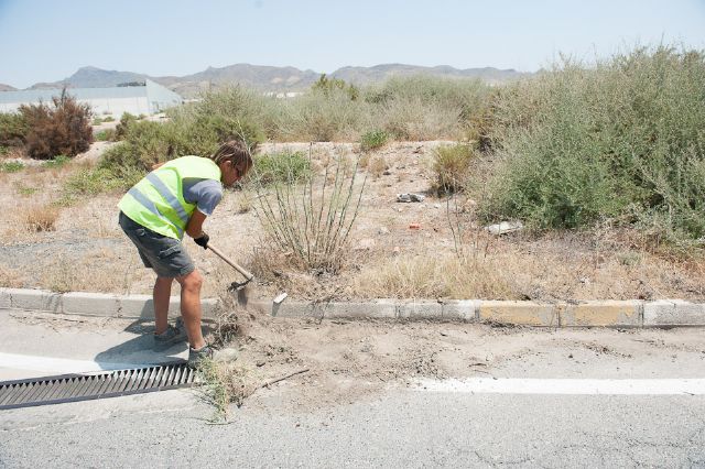 Proceden a limpiar los arcenes de la carretera Mazarrón-Puerto, Foto 2