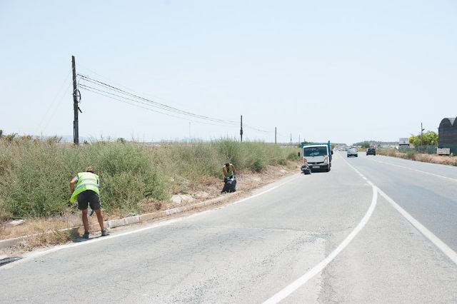 Proceden a limpiar los arcenes de la carretera Mazarrón-Puerto, Foto 3