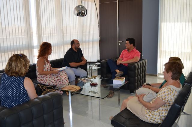 El alcalde se compromete con los vecinos a incrementar la vigilancia en Los Pozuelos - 1, Foto 1