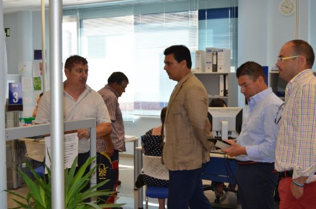 El Alcalde reitera el compromiso municipal con la lucha contra el paro durante su visita al SEF, en San Javier - 1, Foto 1