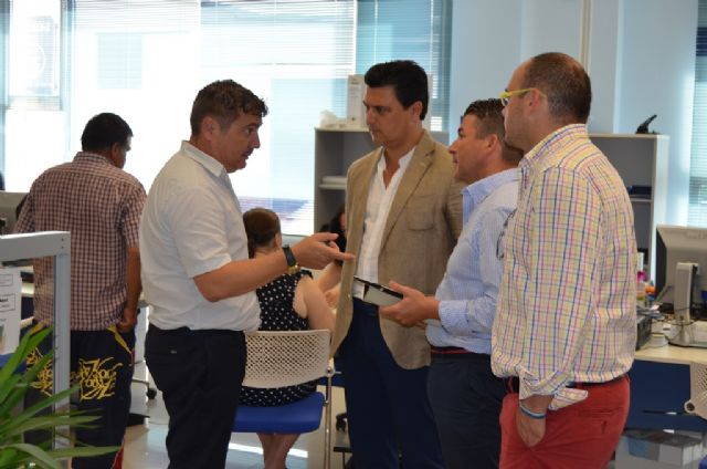 El Alcalde reitera el compromiso municipal con la lucha contra el paro durante su visita al SEF, en San Javier - 2, Foto 2