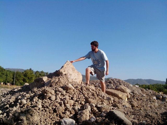 AJVA denuncia el abandono de los sillares del puente en un solar de Aljucer - 1, Foto 1