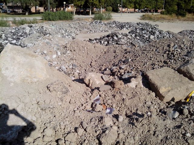 AJVA denuncia el abandono de los sillares del puente en un solar de Aljucer - 2, Foto 2