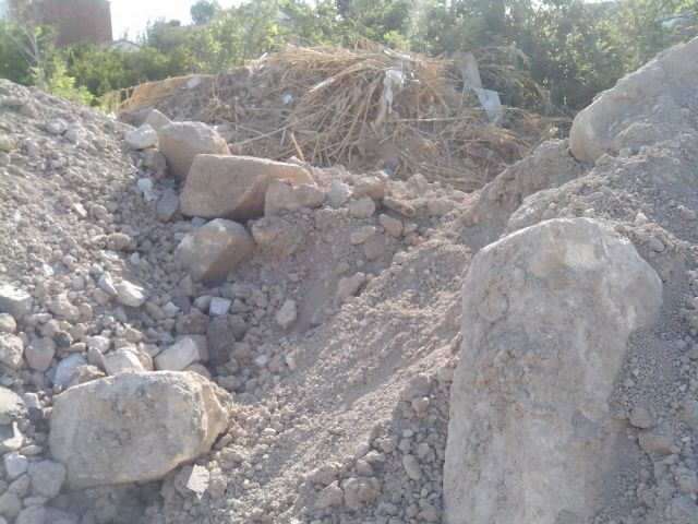 AJVA denuncia el abandono de los sillares del puente en un solar de Aljucer - 3, Foto 3