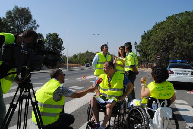 Voluntarios de Aspaym colaboran con la DGT para concienciar a los conductores sobre los riesgos del exceso de velocidad al volante - 1, Foto 1
