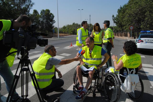 Voluntarios de Aspaym colaboran con la DGT para concienciar a los conductores sobre los riesgos del exceso de velocidad al volante - 2, Foto 2