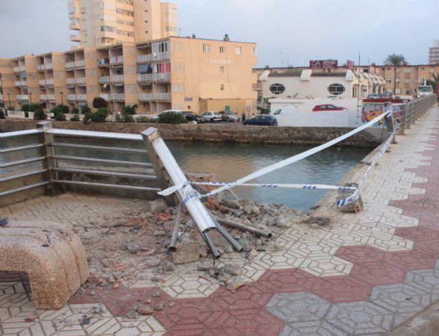 Detenido el conductor de un vehículo tras saltarse la mediana en la Gran Vía de La Manga - 2, Foto 2