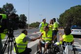 Voluntarios de Aspaym colaboran con la DGT para concienciar a los conductores sobre los riesgos del exceso de velocidad al volante