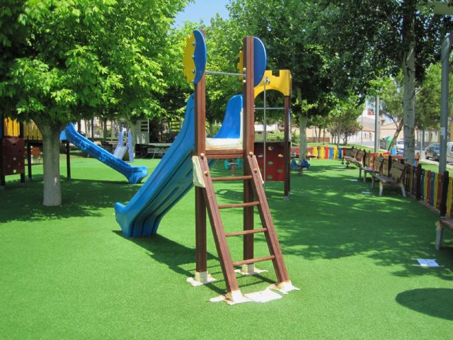 El Ayuntamiento torreño pinta el mobiliario y los juegos infantiles de sus zonas verdes - 2, Foto 2