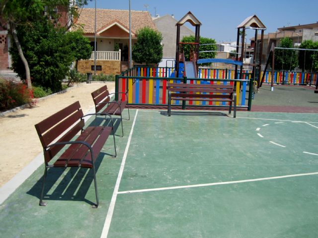 El Ayuntamiento torreño pinta el mobiliario y los juegos infantiles de sus zonas verdes - 3, Foto 3