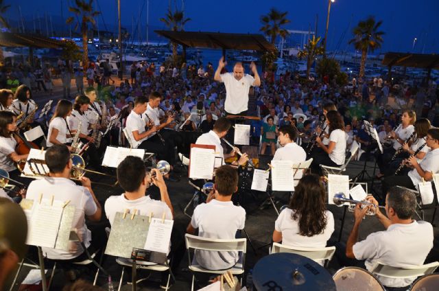 Cerca de medio millar de personas disfruta de los veranos musicales en el puerto deportivo, Foto 1