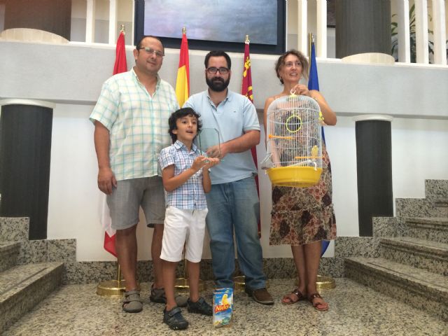 Plumas Amarillas, Mascota de Lorquí con casi 2.500 votos, recoge su premio - 1, Foto 1