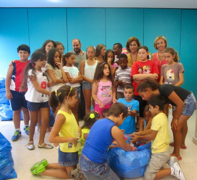 FEAPS recibe 35 bolsas repletas de tapones recogidos por los niños de las escuelas de verano de Derechos Sociales - 1, Foto 1