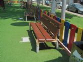 El Ayuntamiento torreño pinta el mobiliario y los juegos infantiles de sus zonas verdes