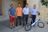 Tres egresados de la UPCT diseñan un prototipo de bicicleta elctrica para la Universidad, que quiere contar con siete ms