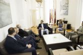 El alcalde repasa con responsables de La Manga Club las prioridades del complejo