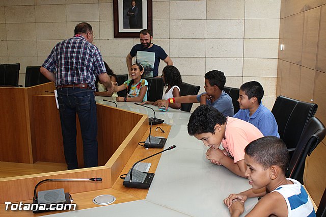 Autoridades municipales realizan una recepcin institucional a los siete niños saharauis acogidos este verano por familias de Totana - 4