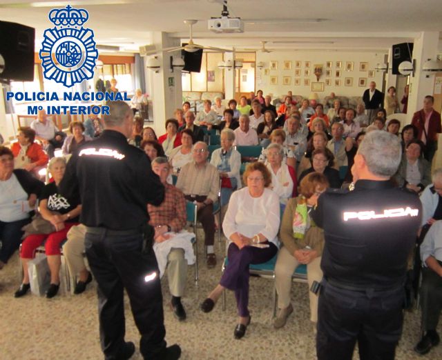 Detenido por la Policía Nacional por estafar a una persona mayor, al hacerle firmar documentos que le comprometían como avalista - 1, Foto 1