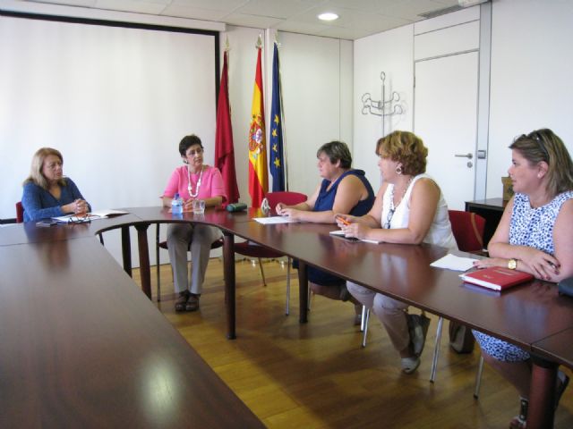 La consejera de Educación y Universidades recibe al equipo directivo de Famdif - 1, Foto 1