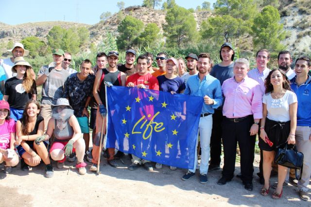 Una veintena de jóvenes de toda España ayudan a recuperar el estado natural del río Segura - 1, Foto 1