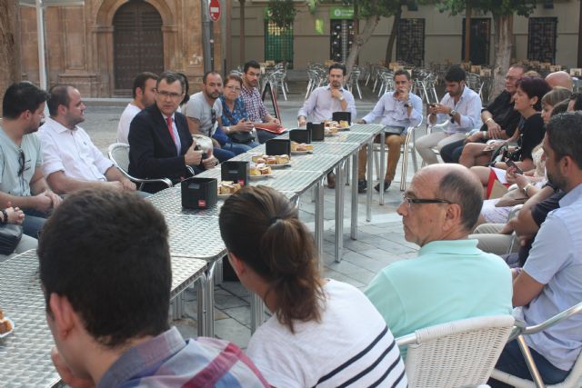 Ballesta comparte un desayuno con 30 vecinos de Murcia que han acudido a la cita para hablar con el Alcalde - 1, Foto 1