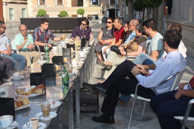 Ballesta comparte un desayuno con 30 vecinos de Murcia que han acudido a la cita para hablar con el Alcalde - 2, Foto 2