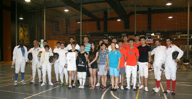El UCAM Sports Center acoge una competición de esgrima con la participación de deportistas de la Universidad de Finanzas de Shangai - 1, Foto 1
