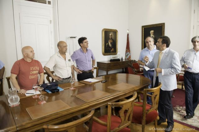 El alcalde toma nota de las demandas de los vecinos - 2, Foto 2