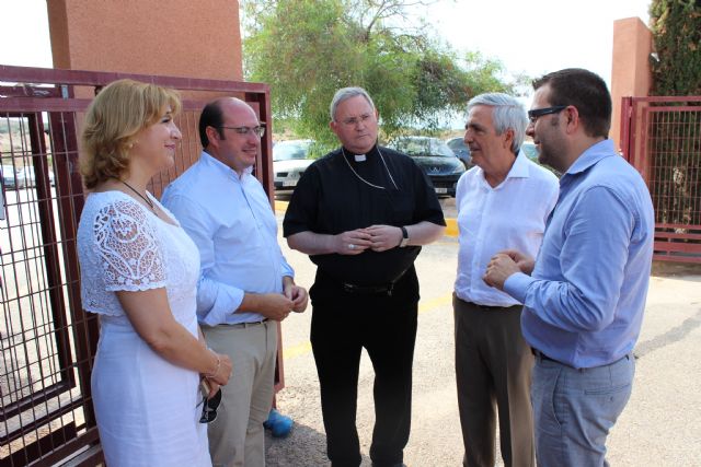 Mons. Lorca y Pedro Antonio Sánchez visitan uno de los campamentos de Cáritas - 1, Foto 1