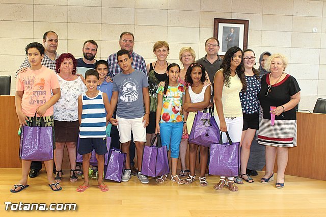 Autoridades municipales realizan una recepción institucional a los siete niños saharauis acogidos este verano por familias de Totana, Foto 1