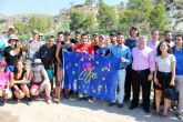 Una veintena de jóvenes de toda España ayudan a recuperar el estado natural del río Segura