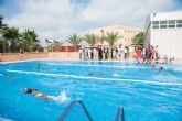 El presidente de la Comunidad y la alcaldesa visitan el campamento de verano de Critas en el colegio s.xxi