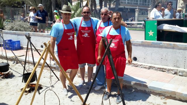 El Día del Caldero vuelve a atraer a cientos de personas en la playa del Pescador - 1, Foto 1