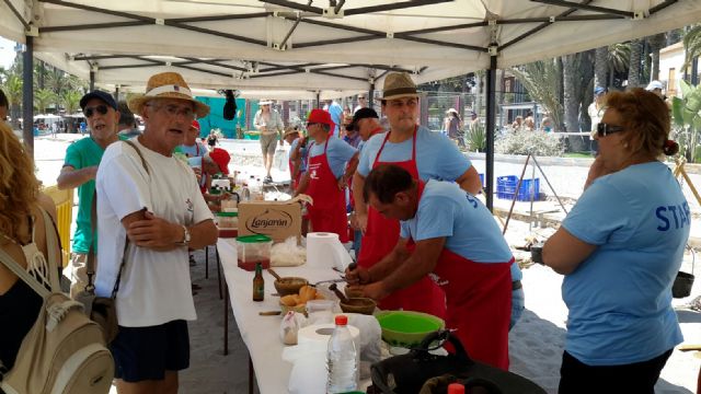 El Día del Caldero vuelve a atraer a cientos de personas en la playa del Pescador - 2, Foto 2