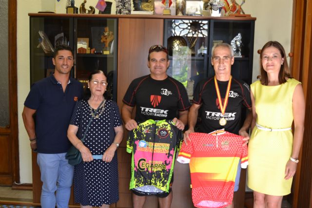 Tomás Ortega, campeón de España de ciclismo, es recibido por la alcaldesa y el edil de Deportes - 1, Foto 1