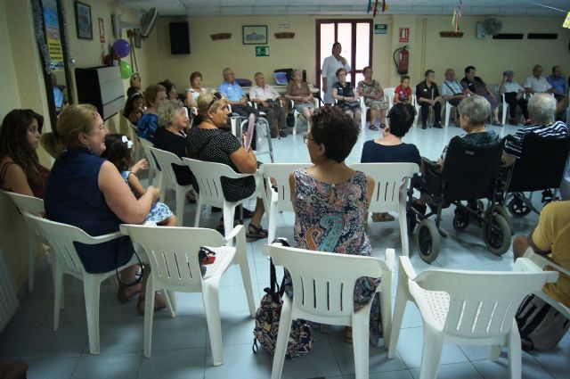 Autoridades municipales asisten a la jornada de convivencia organizada con motivo del Día del Abuelo en el Centro de Día de Personas Mayores
