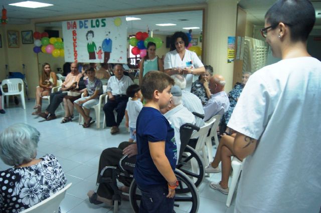 Autoridades municipales asisten a la jornada de convivencia organizada con motivo del Día del Abuelo en el Centro de Día de Personas Mayores, Foto 2