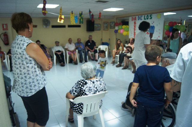 Autoridades municipales asisten a la jornada de convivencia organizada con motivo del Día del Abuelo en el Centro de Día de Personas Mayores, Foto 3