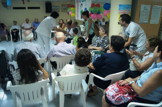 Autoridades municipales asisten a la jornada de convivencia organizada con motivo del Día del Abuelo en el Centro de Día de Personas Mayores, Foto 4