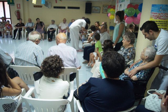 Autoridades municipales asisten a la jornada de convivencia organizada con motivo del Día del Abuelo en el Centro de Día de Personas Mayores, Foto 5