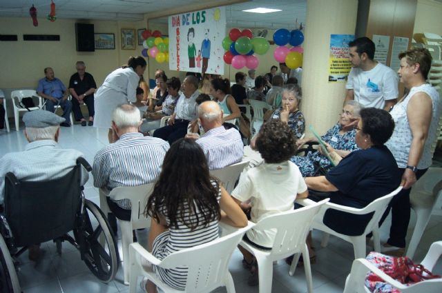 Autoridades municipales asisten a la jornada de convivencia organizada con motivo del Día del Abuelo en el Centro de Día de Personas Mayores, Foto 7